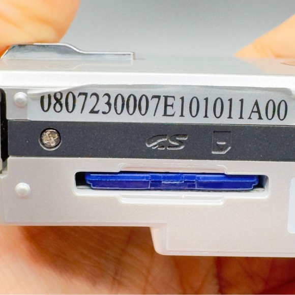 Digital Concepts Silver Digital Camera Non-Working Corroded Battery with SD Card - Picture 3 of 9